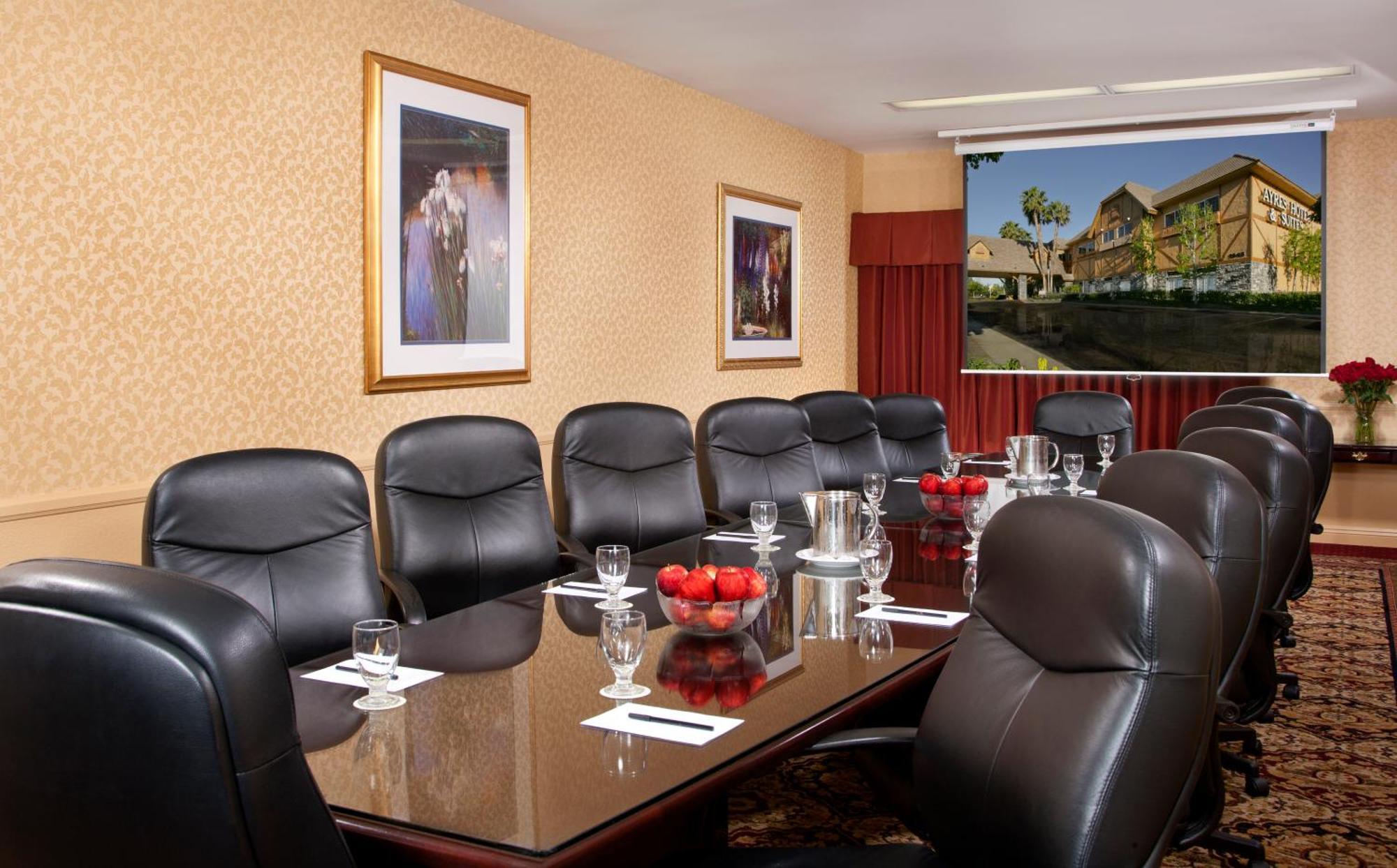 Azure Hotel&Suites Ontario Trademark Collection By Wyndham Kinh doanh bức ảnh